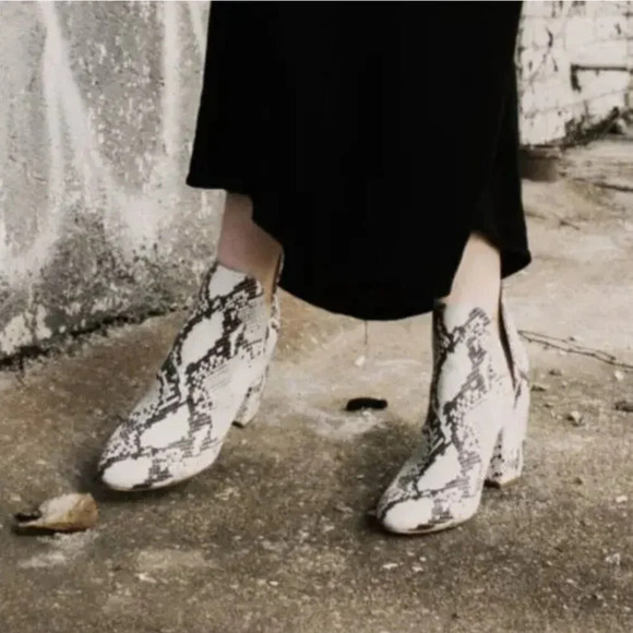 Steve Madden Rookie Bootie High Heeled Ankle Boots Natural Vegan Snake Print 9 - Picture 11 of 11